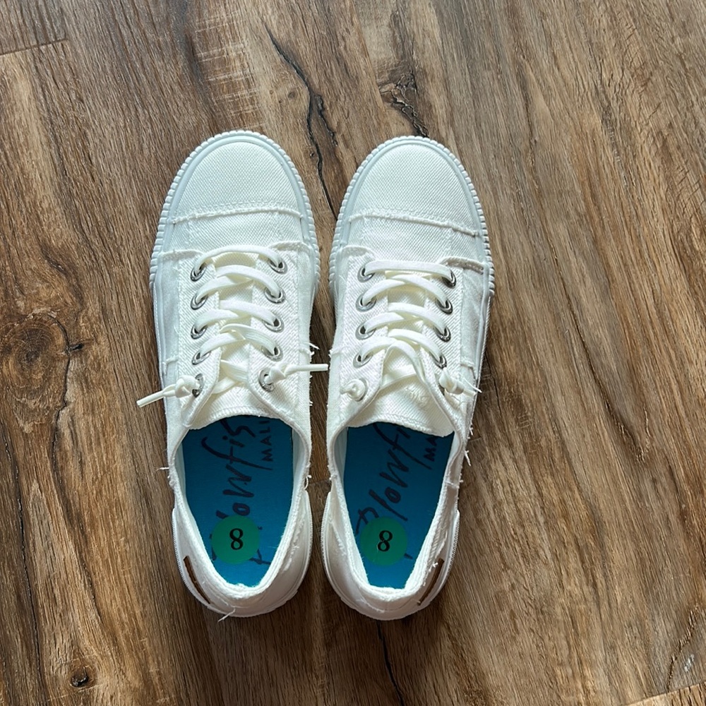 White canvas tennis sneakers size 8. Worn only once!